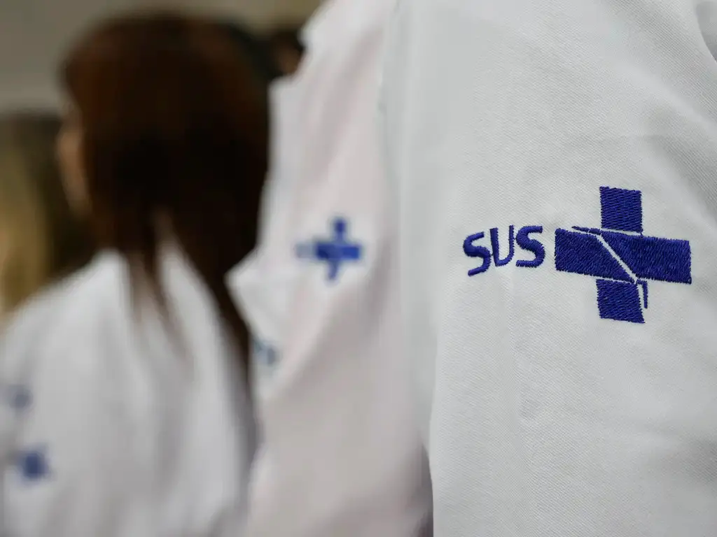 Jaleco com emblema do SUS