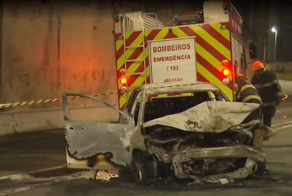 Foto de carro batido após perseguição policial por conta de sequestro de motorista de app em São Paulo