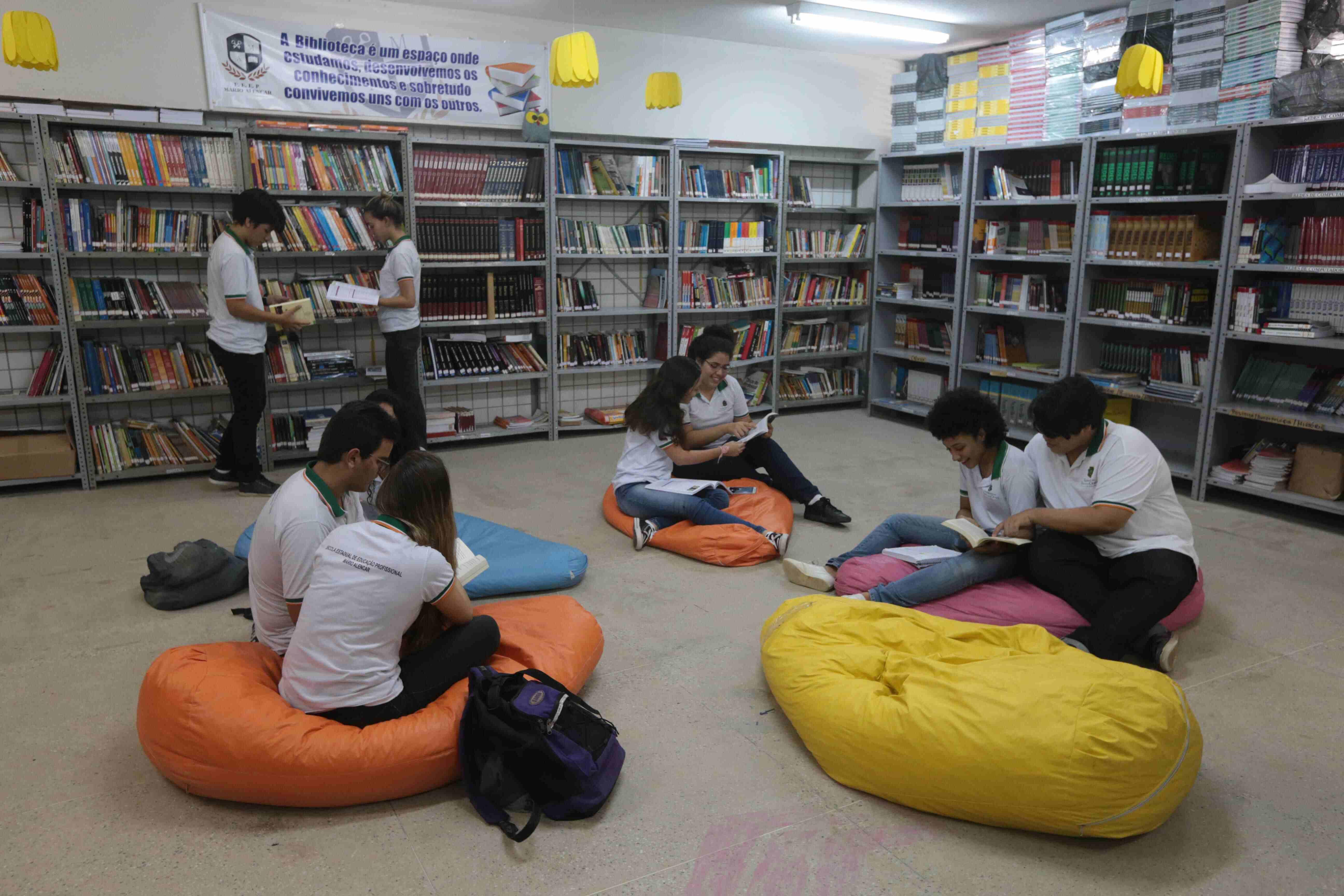 Foto de uma biblioteca de uma escola estadual no Ceará, que deverá receber Bíblias e outros livros religiosos após aprovação de projeto de lei pela Assembleia Legislativa
