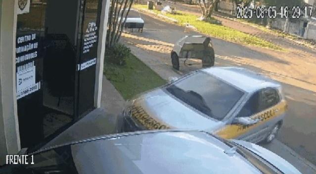 Carro invade autoescola no Paraná