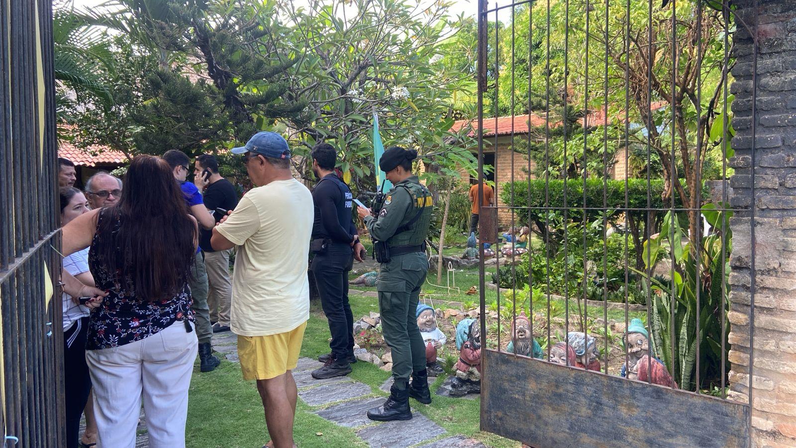 Imagem mostra policiais civis e militares realizando primeiros levantamentos de um latrocínio registrado no bairro Luciano Cavalcante, em Fortaleza