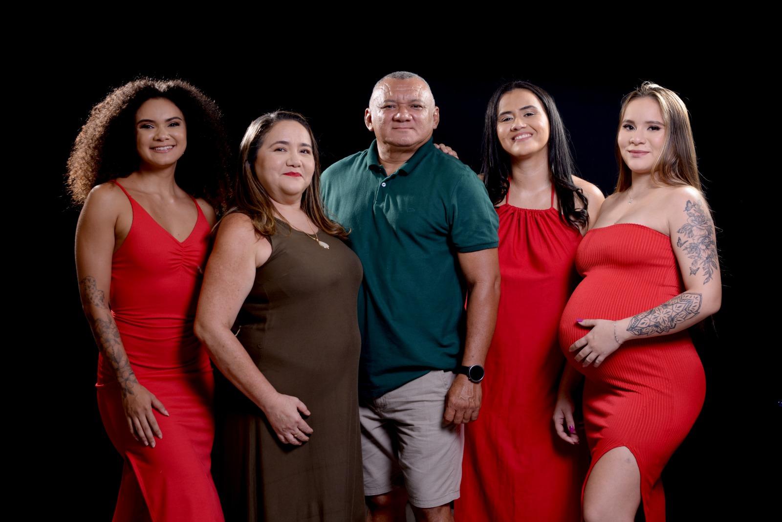 Na imagem, a família de Roberto Carlos Araújo Silva, policial cearense que foi transformado pela paternidade