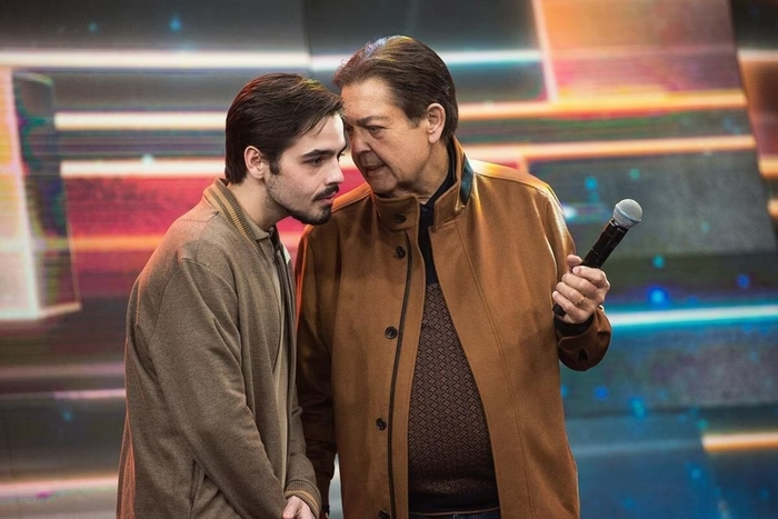 Faustão com o filho João Silva para matéria sobre internação do apresentador