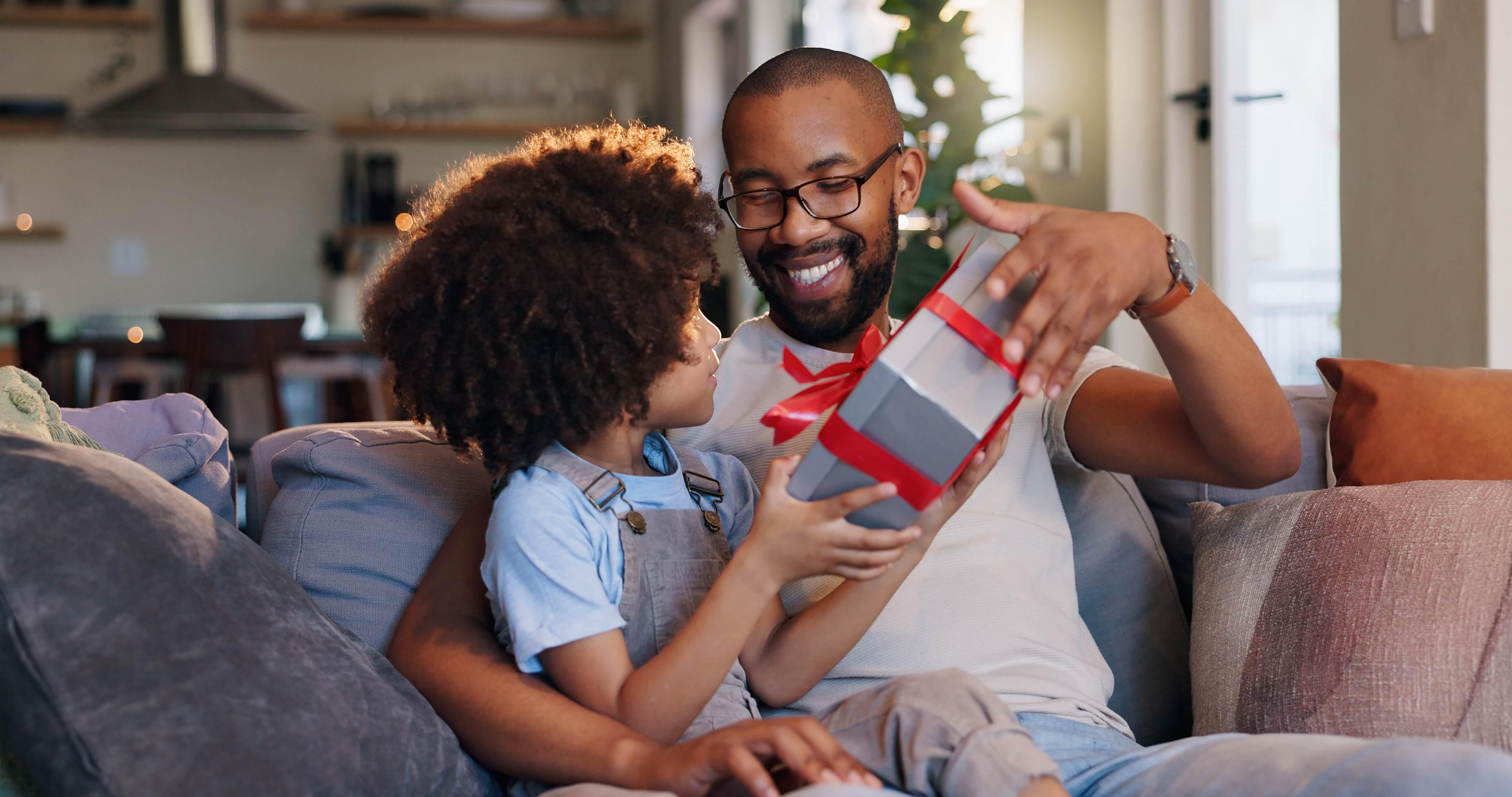 Imagem de pai e filho para matéria sobre Veja dicas de presentes para dar no Dia dos Pais em 2025