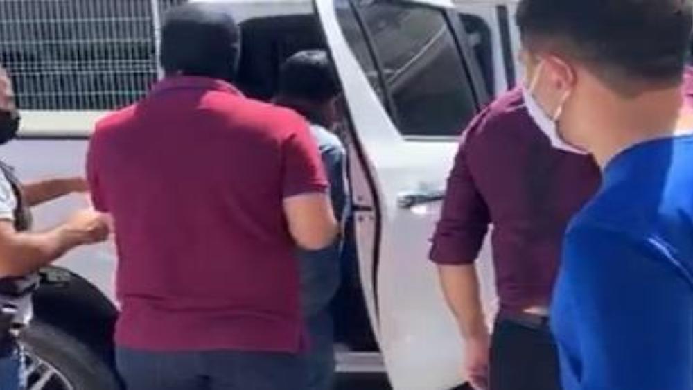 Foto mostra policiais civis realizando a prisão de suspeitos de tentar matar uma mulher, em Baturité, em julho de 2020