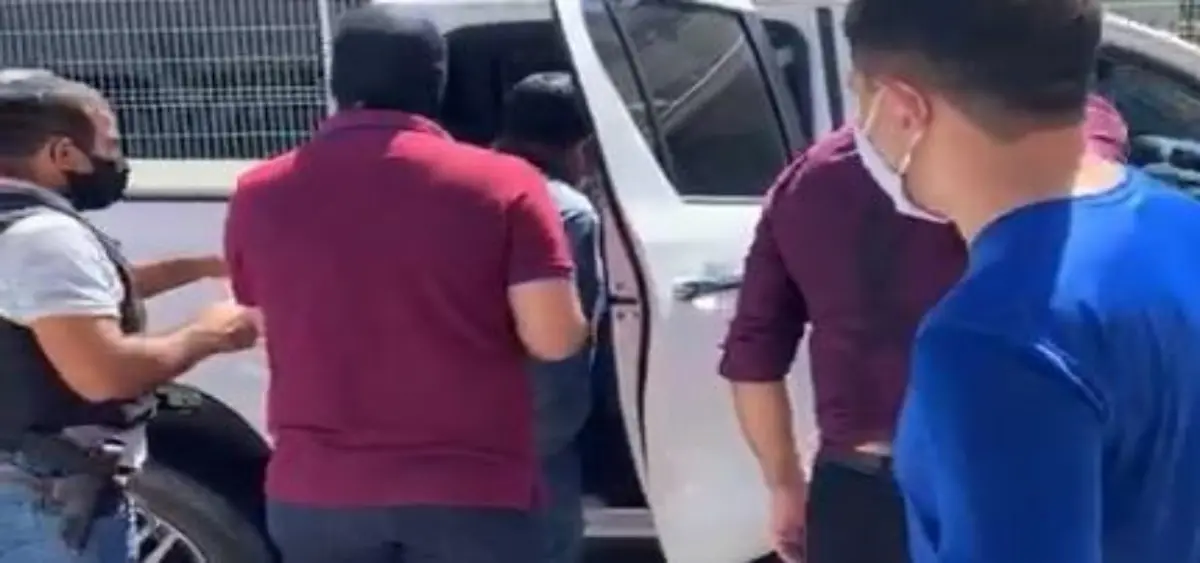 Foto mostra policiais civis realizando a prisão de suspeitos de tentar matar uma mulher, em Baturité, em julho de 2020