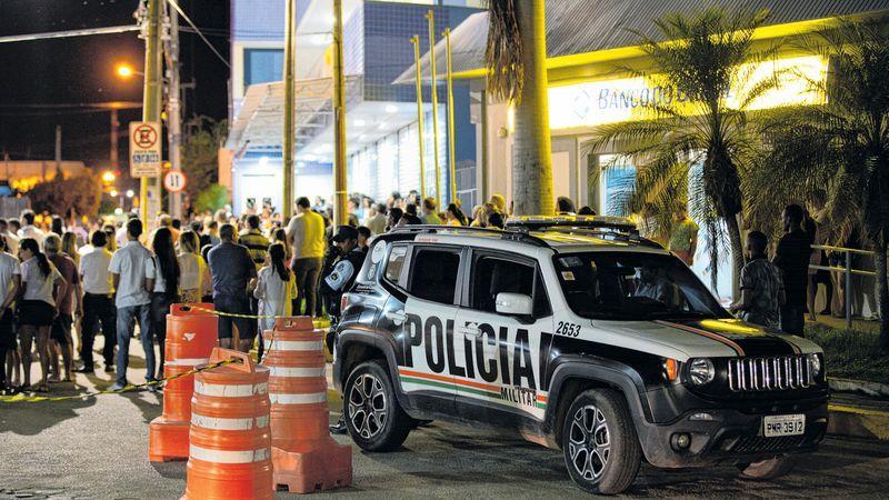 Foto mostra movimentação na cidade de Milagres e presença da Polícia Militar, após a Tragédia em Milagres, que deixou 14 mortos em uma ação policial, em 7 de dezembro de 2018