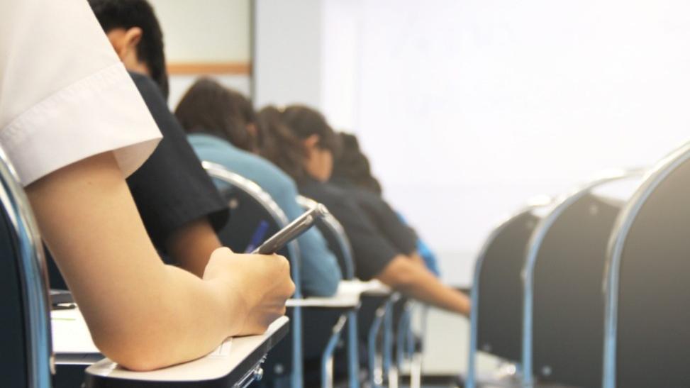 Aluno marcando um cartão resposta de uma prova