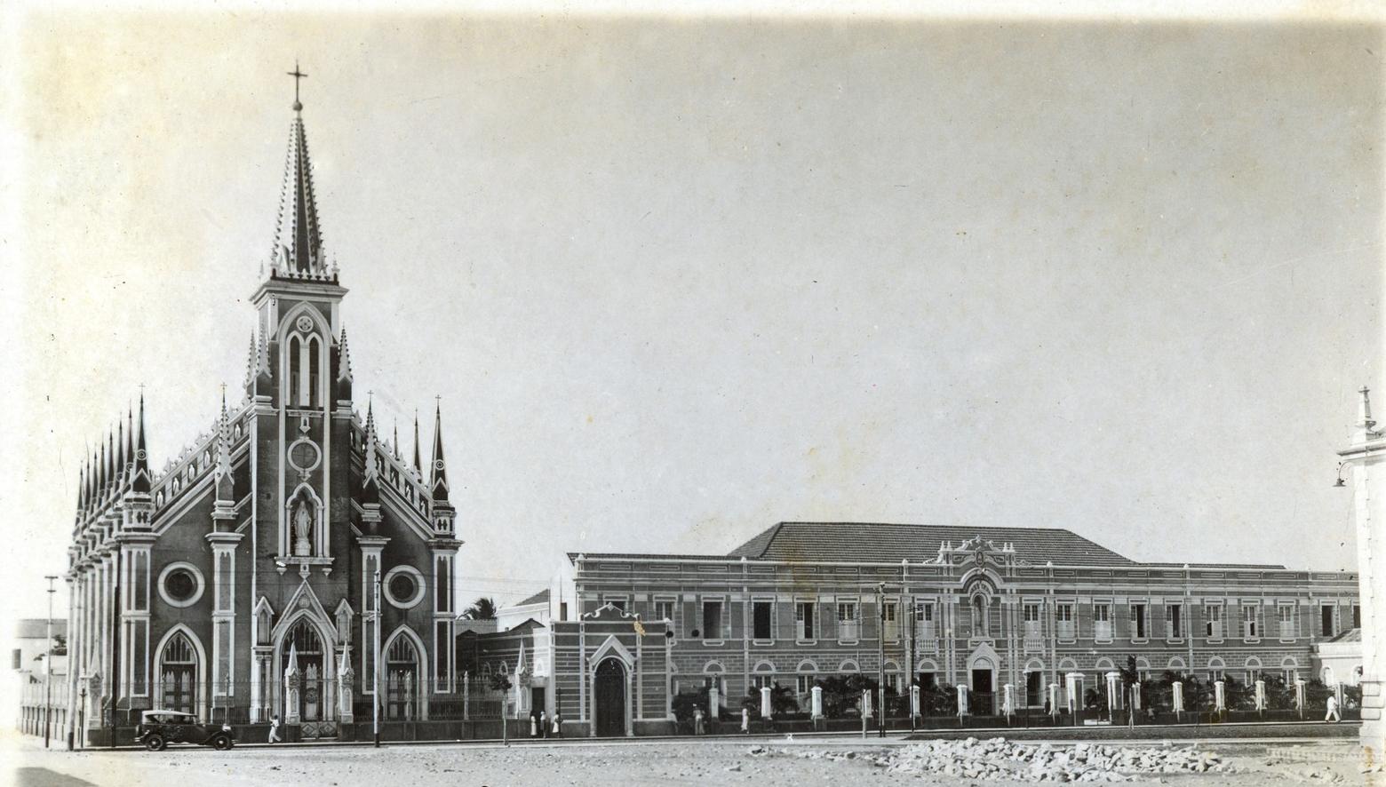 Imagem em preto e branco mostra cartão postal com as fachadas da Igreja do Pequeno Grande e do Colégio da Imaculada Conceição, em Fortaleza, no ano de 1930.