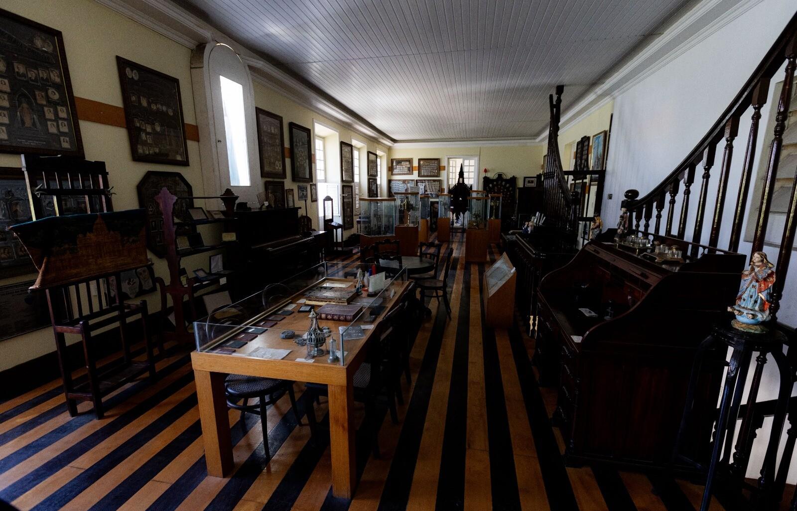 Imagem mostra salão que abriga museu do Colégio da Imaculada Conceição, em Fortaleza