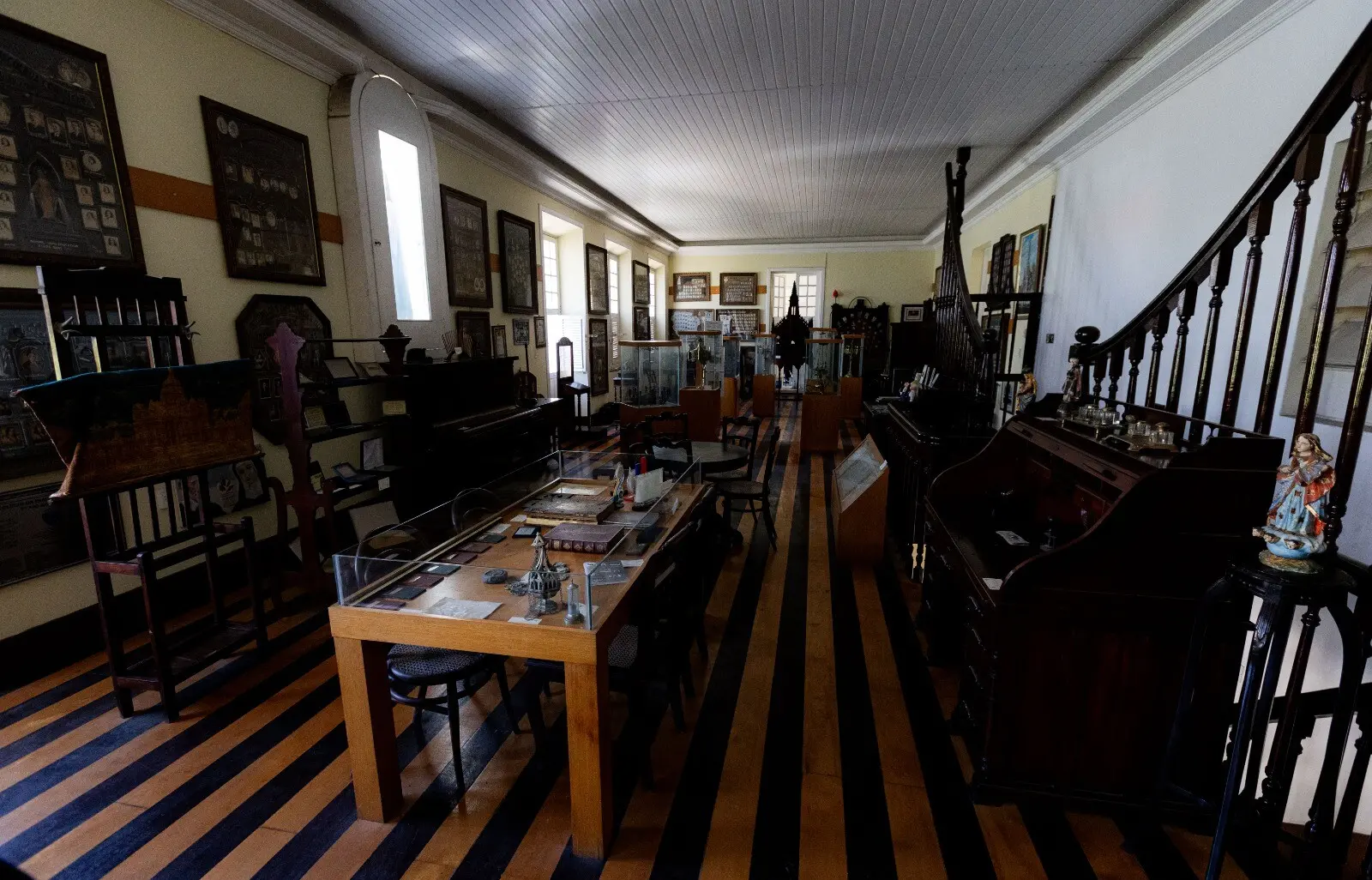 Imagem mostra salão que abriga museu do Colégio da Imaculada Conceição, em Fortaleza