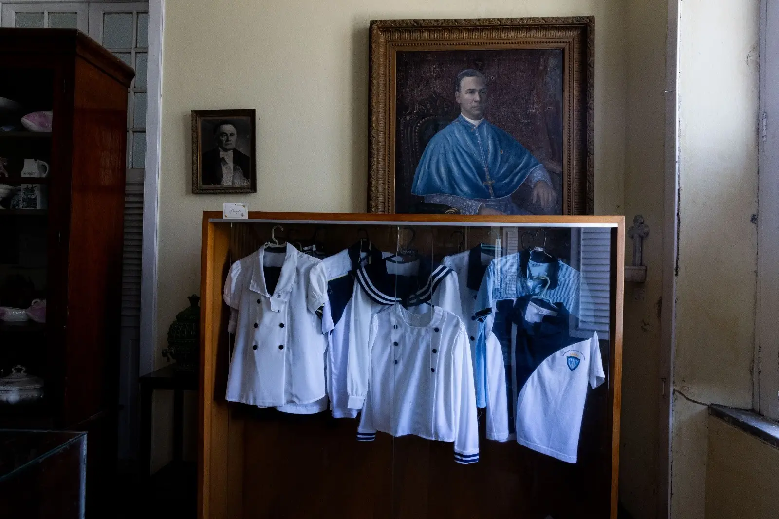 Imagem mostra uniformes brancos antigos no museu do Colégio da Imaculada Conceição