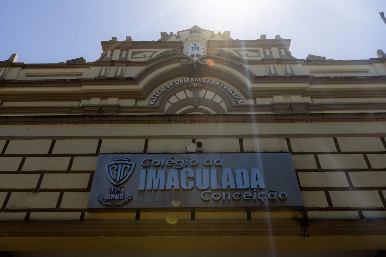 Imagem mostra letreiros antigo e atual na fachada do Colégio da Imaculada Conceição, construção antiga do século XIX