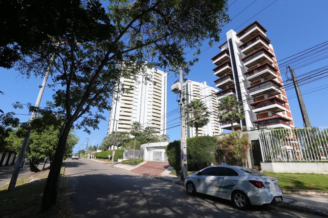 Imagem de rua do bairro Guararapes, em Fortaleza