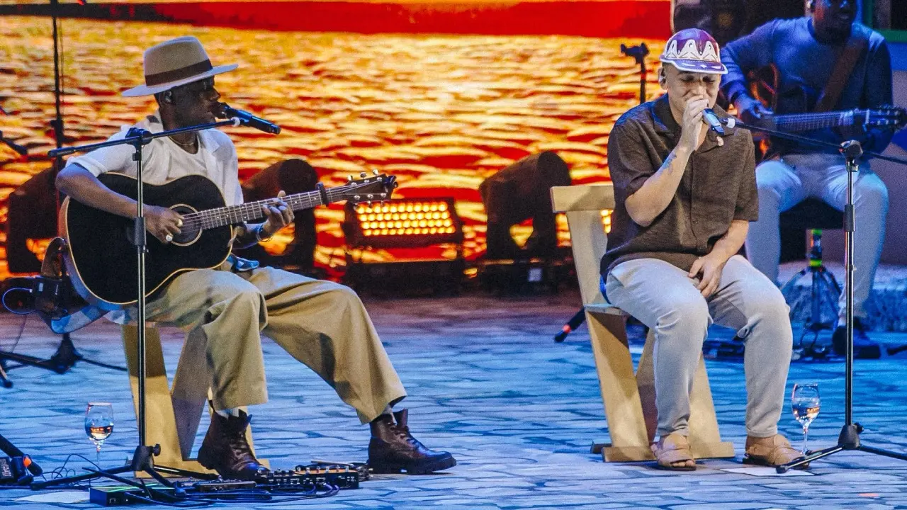 Jota.Pê com violão na mão e João Gomes cantando no evento 'Dominguinho' em Fortaleza