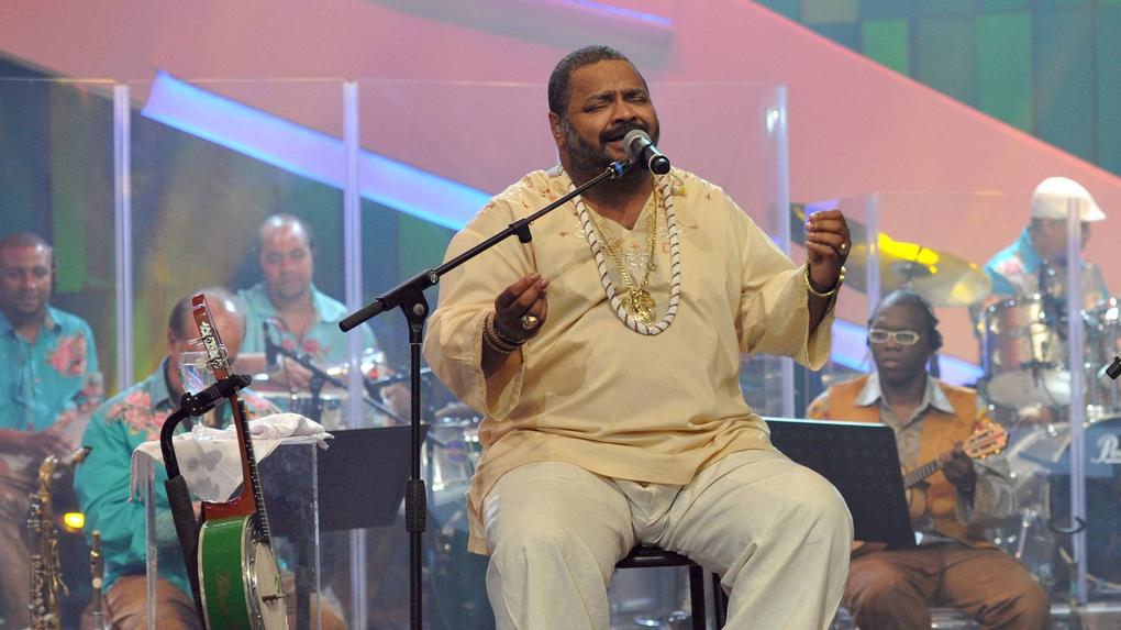 Imagem de cantor Arlindo Cruz cantando para matéria sobre o velório dele