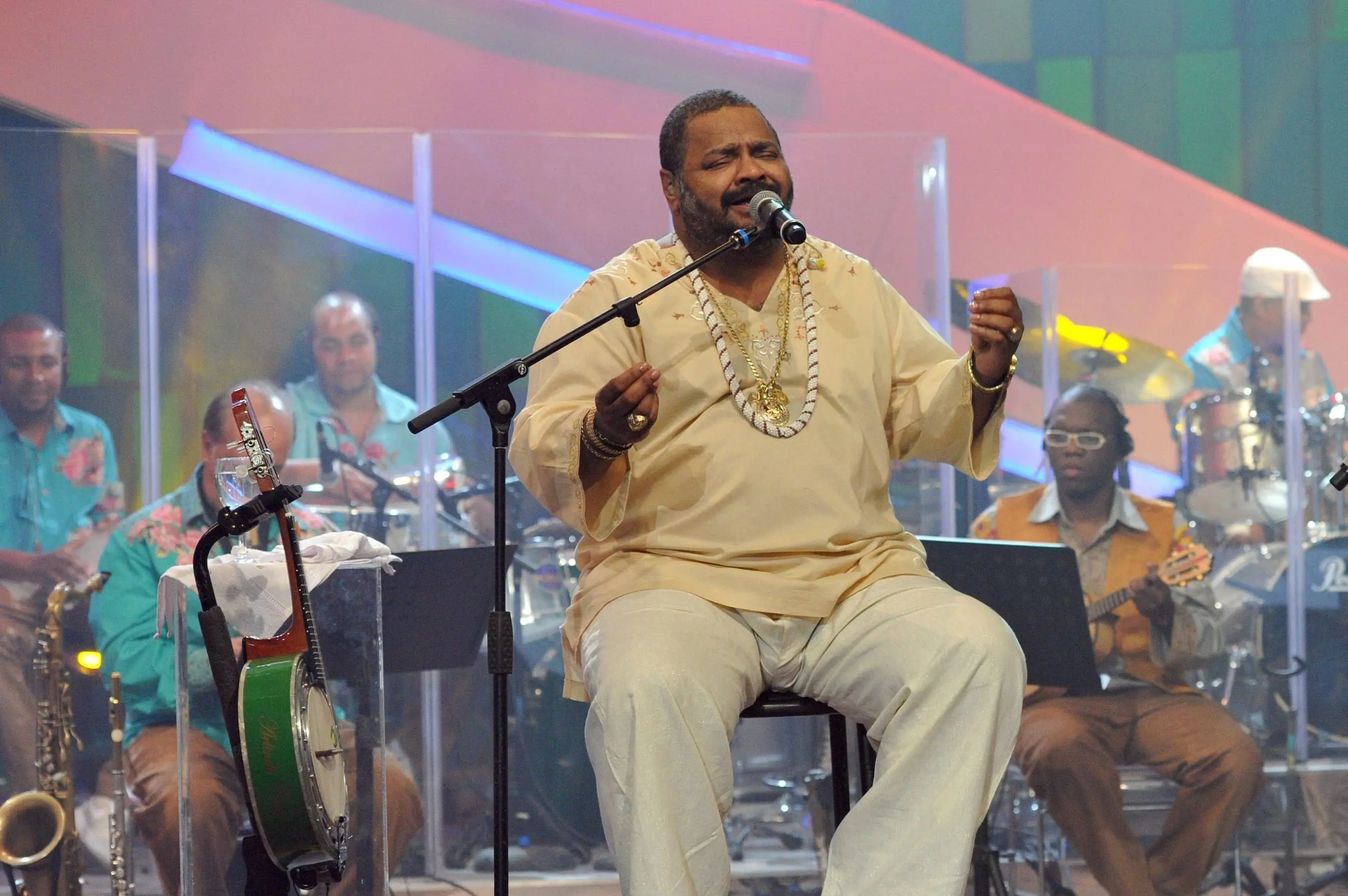 Imagem de cantor Arlindo Cruz cantando para matéria sobre o velório dele