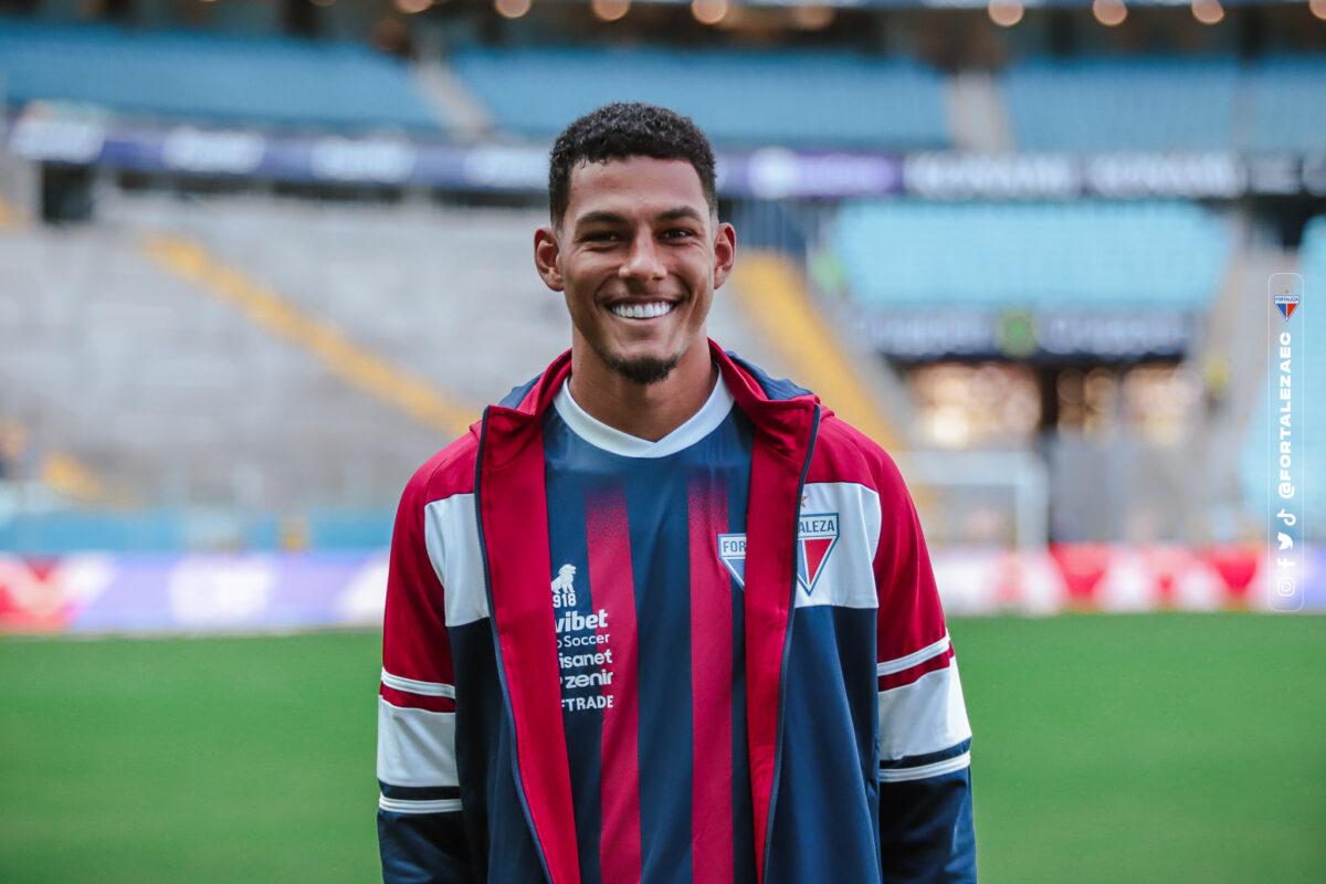 Alix Vinícius em ação pelo Fortaleza