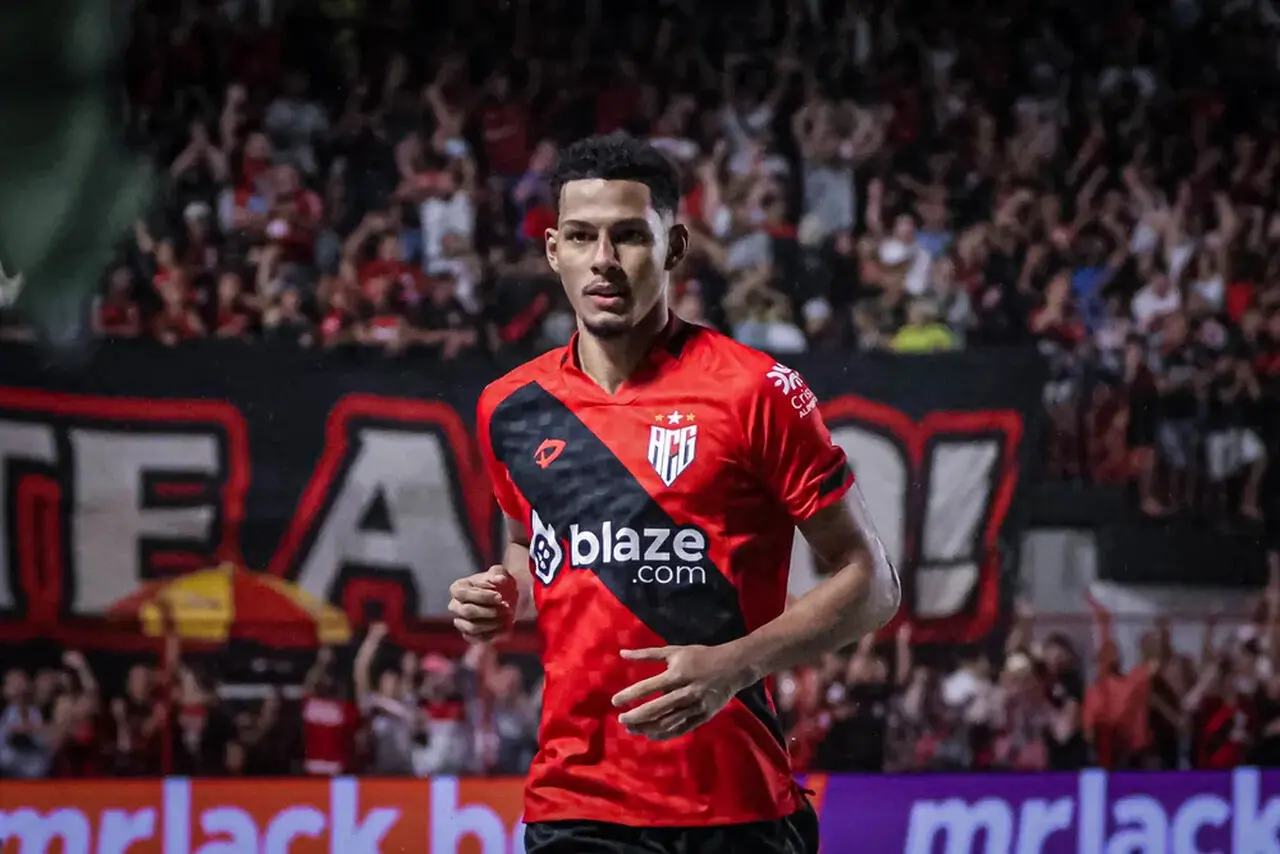 Alix Vinícius em ação pelo Atlético-GO