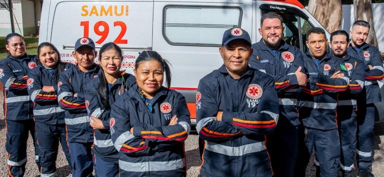 Profissionais indígenas fardados com roupas do Samu