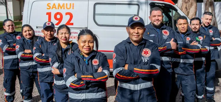 Profissionais indígenas fardados com roupas do Samu