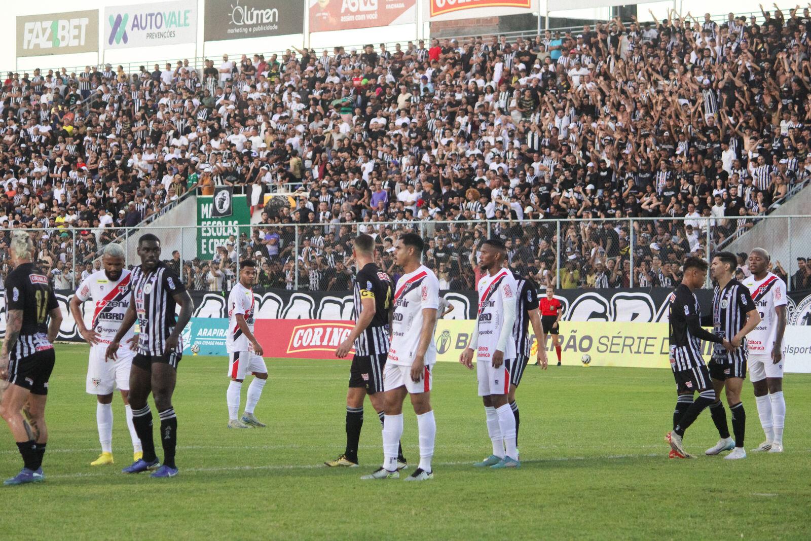 Atletas de Ferroviário e ASA em ação