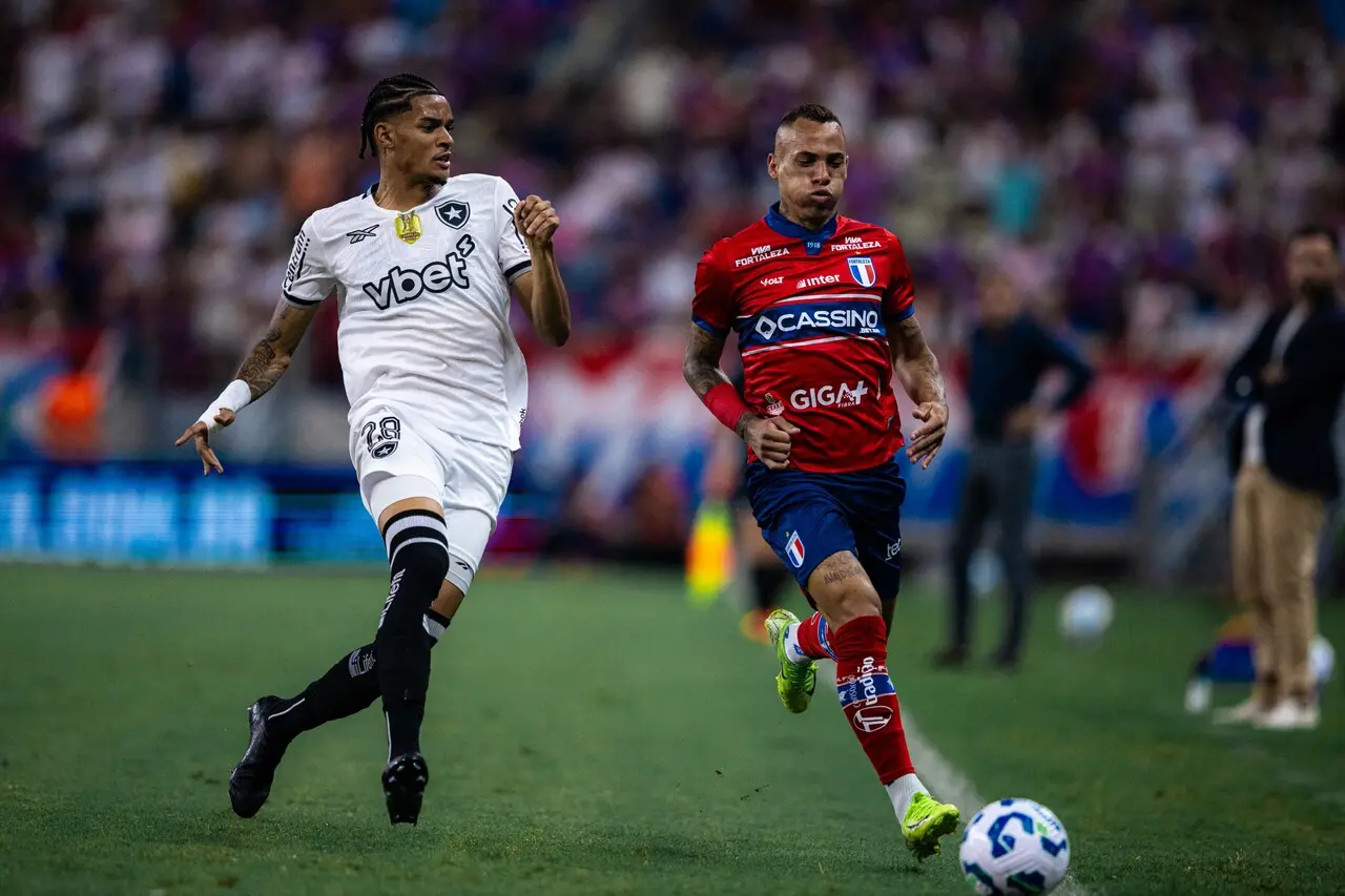 Atletas de Fortaleza e Botafogo disputam bola