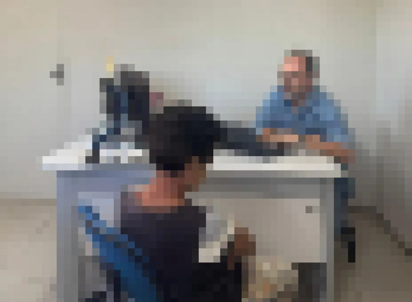 Imagem borrada de vítima sendo atendida pelo Ministério Público do Trabalho