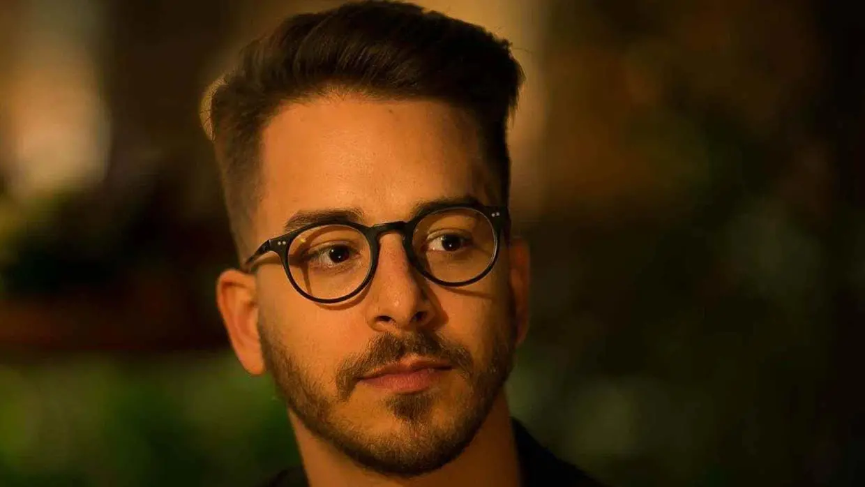 Junior Lima é um homem branco e jovem