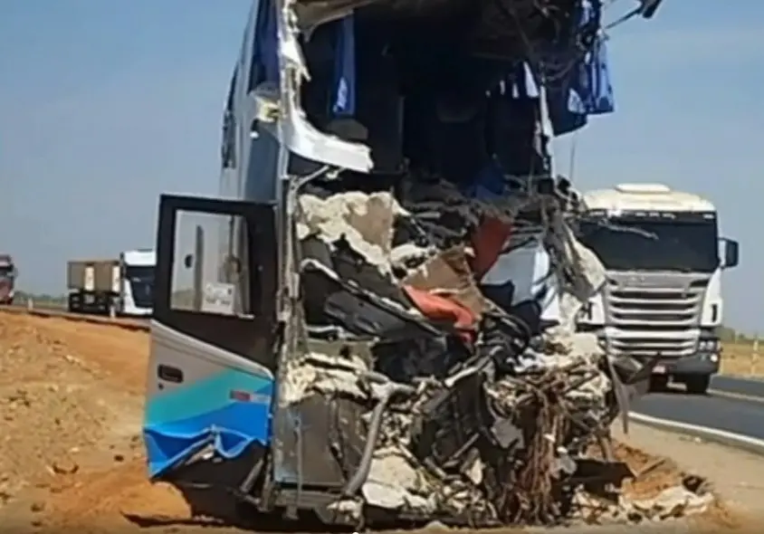 Imagem dos destroços do ônibus que se envolveu em acidente com carreta em MT