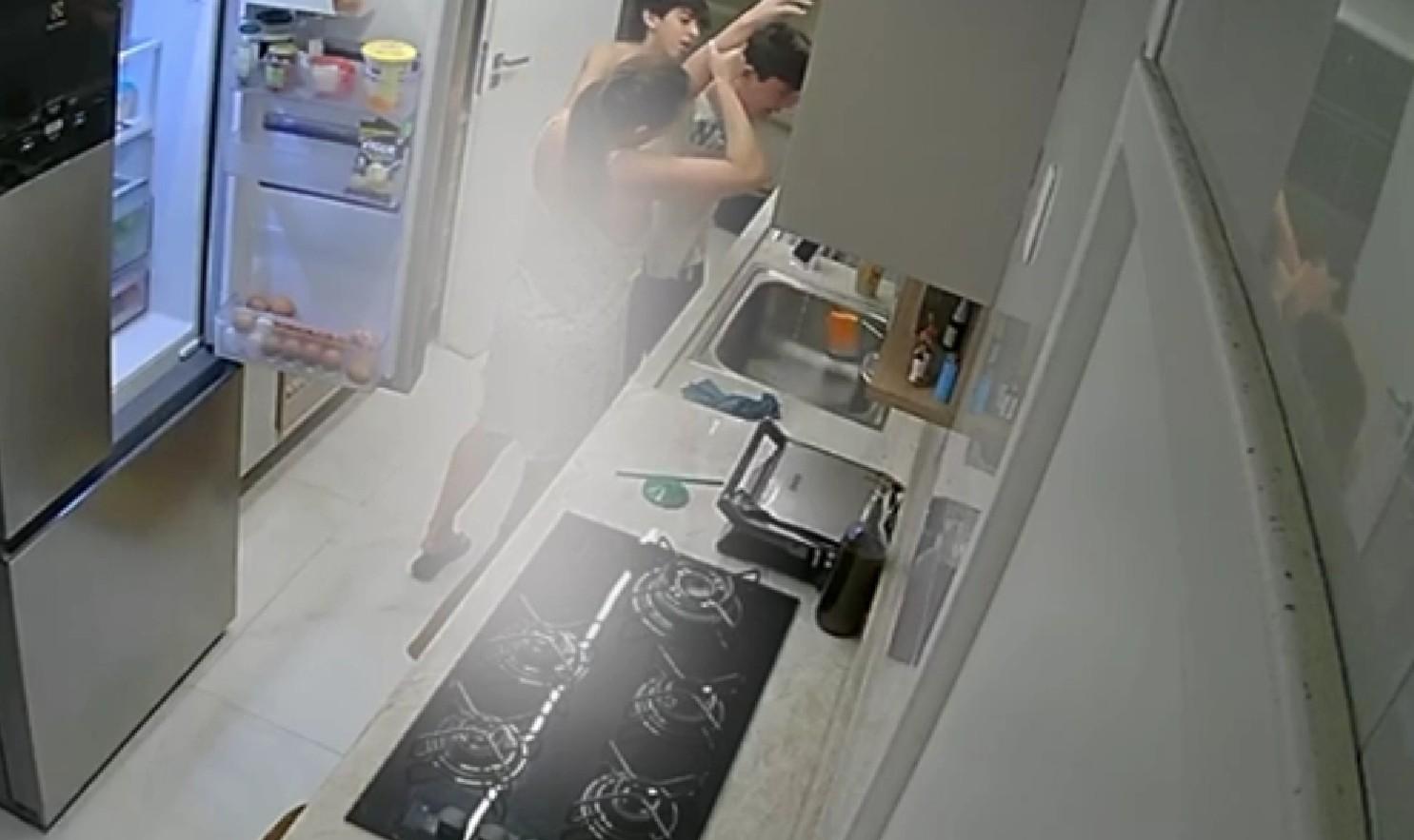 Manobra de Heimlich sendo aplicada por adolescente no primo em residência no bairro Guararapes, em Fortaleza