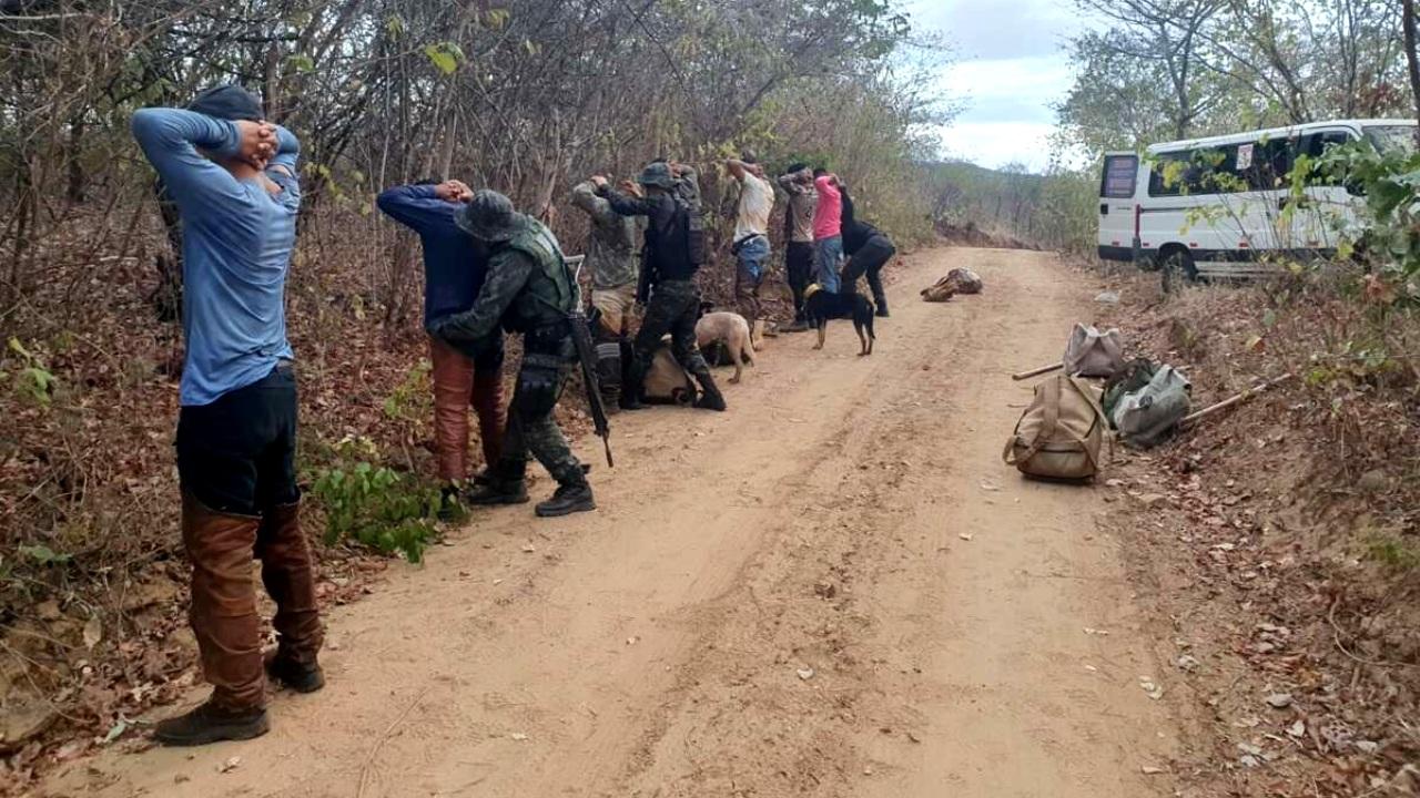 Batalhão de Polícia do Meio Ambiente (BPMA) durante abordagem de homens