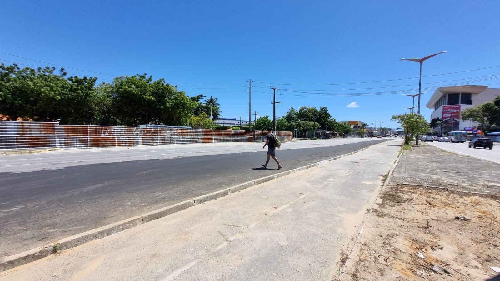 Vista parcial de terreno que abrigava o Habib's e deve abrigar a terceira loja de rua do Burguer King em Fortaleza