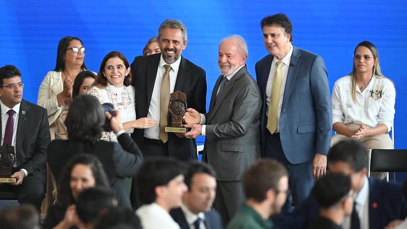 foto de Lula, Camilo Santana e Elmano de Freitas no Prêmio MEC da Educação Brasileira