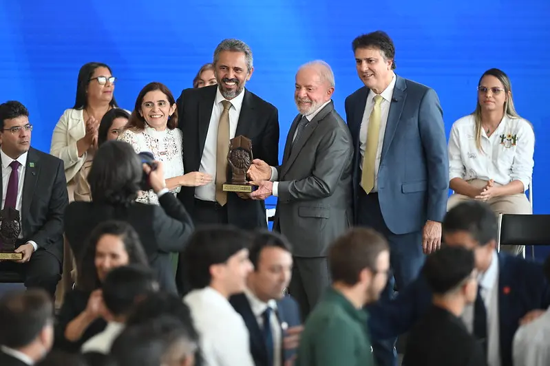 foto de Lula, Camilo Santana e Elmano de Freitas no Prêmio MEC da Educação Brasileira