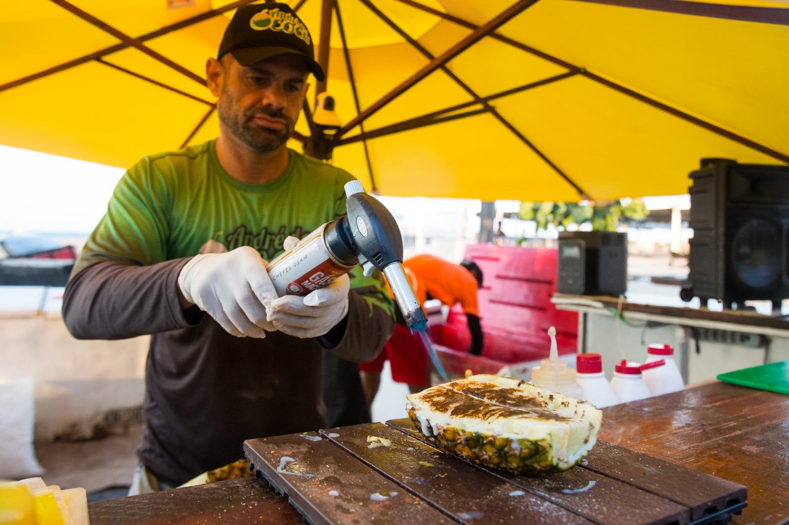 Na imagem, produção de abacaxi temperado na Avenida Beira-Mar de Fortaleza no quiosque André do Coco