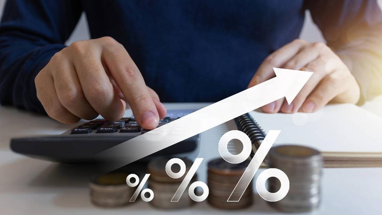 Calculadora e moedas sobre a mesa