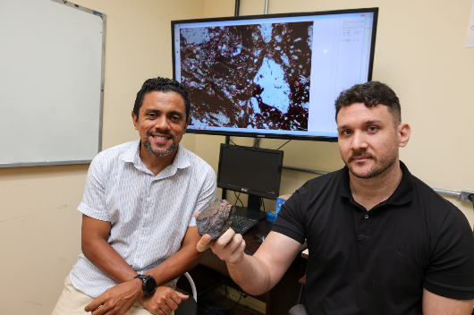 Imagem mostra professor Felipe Holanda dos Santos (esq.), do Departamento de Geologia da UFC, e seu orientando de doutorado, Evilarde Carvalho Uchôa
