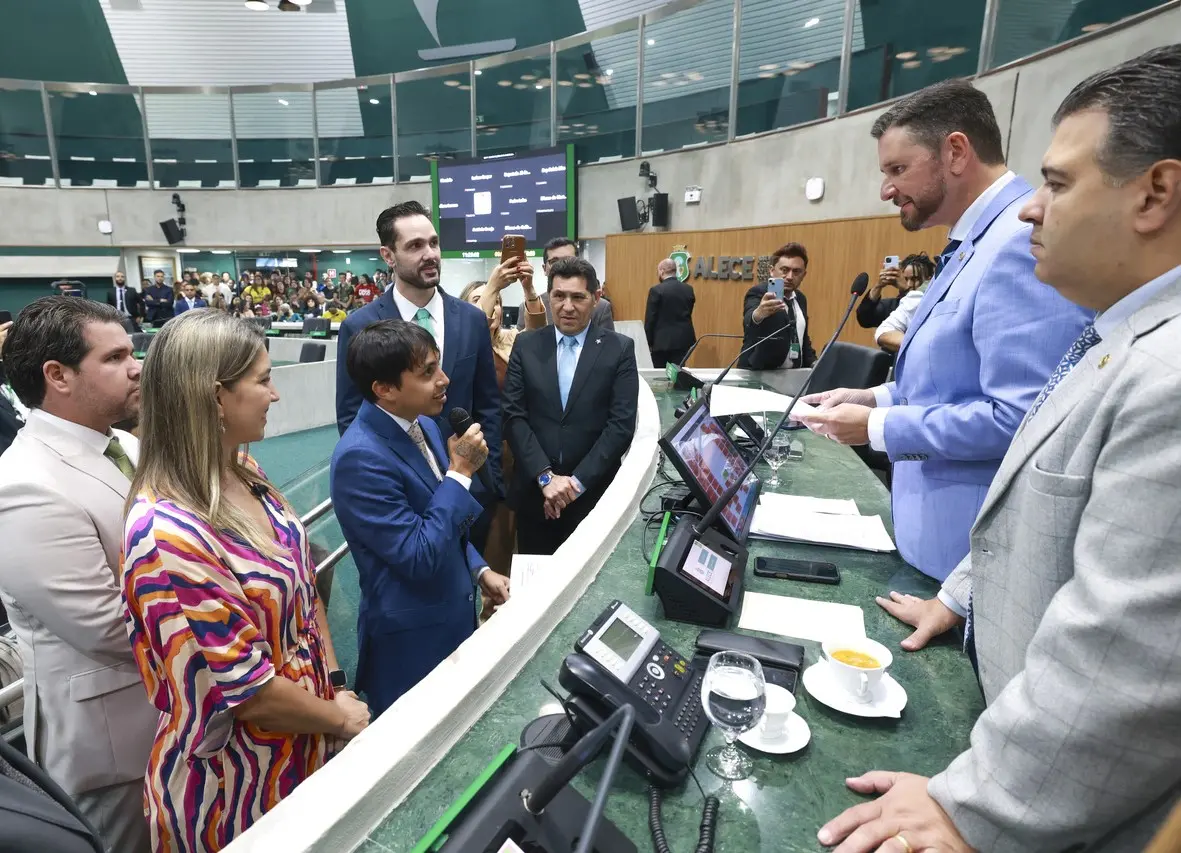 Foto mostra cerimônia de posse do deputado estadual Léo Suricate na Alece