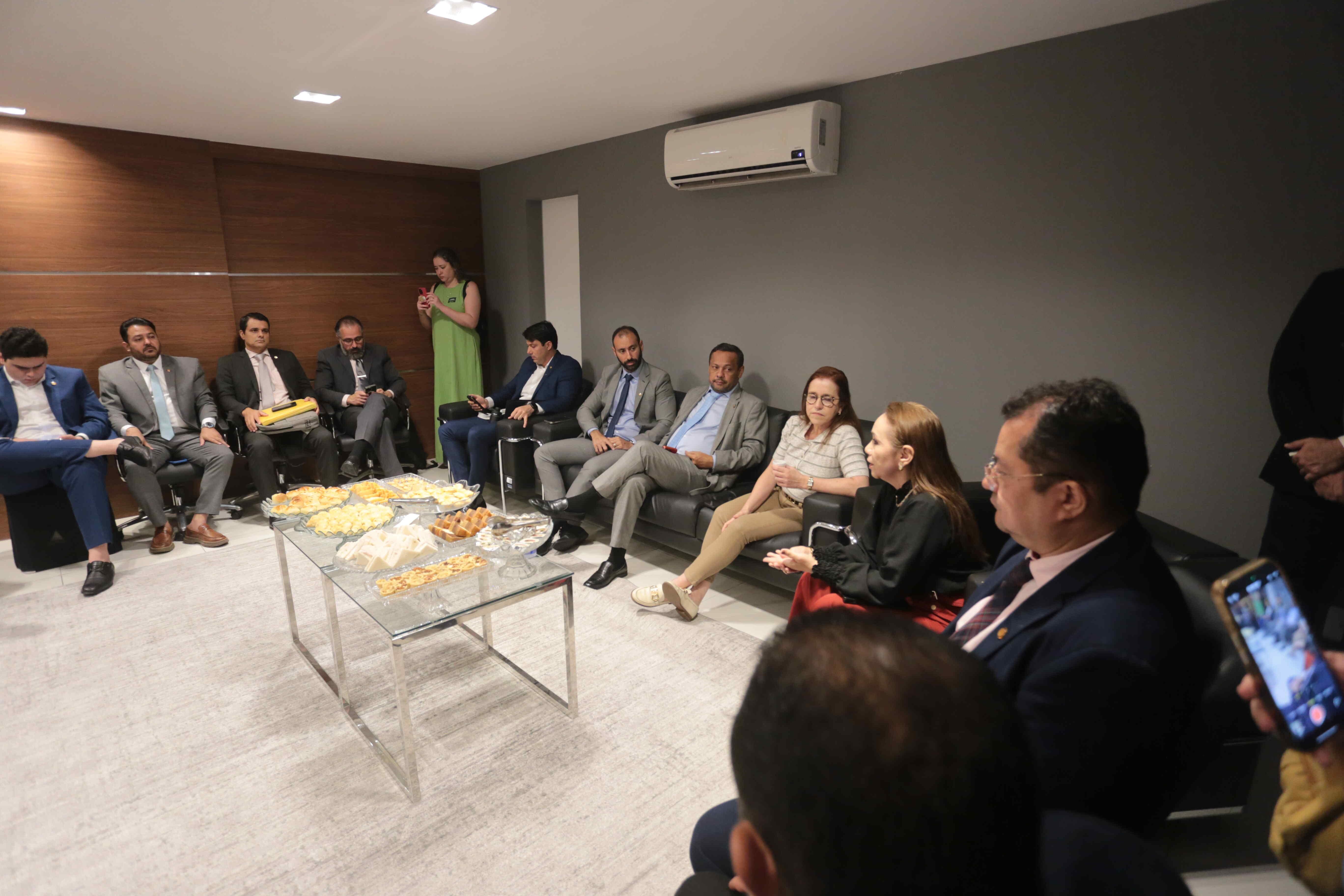 Foto da secretária de Saúde de Fortaleza e vereadores, numa reunião realizada nesta terça-feira (12), na Câmara Municipal