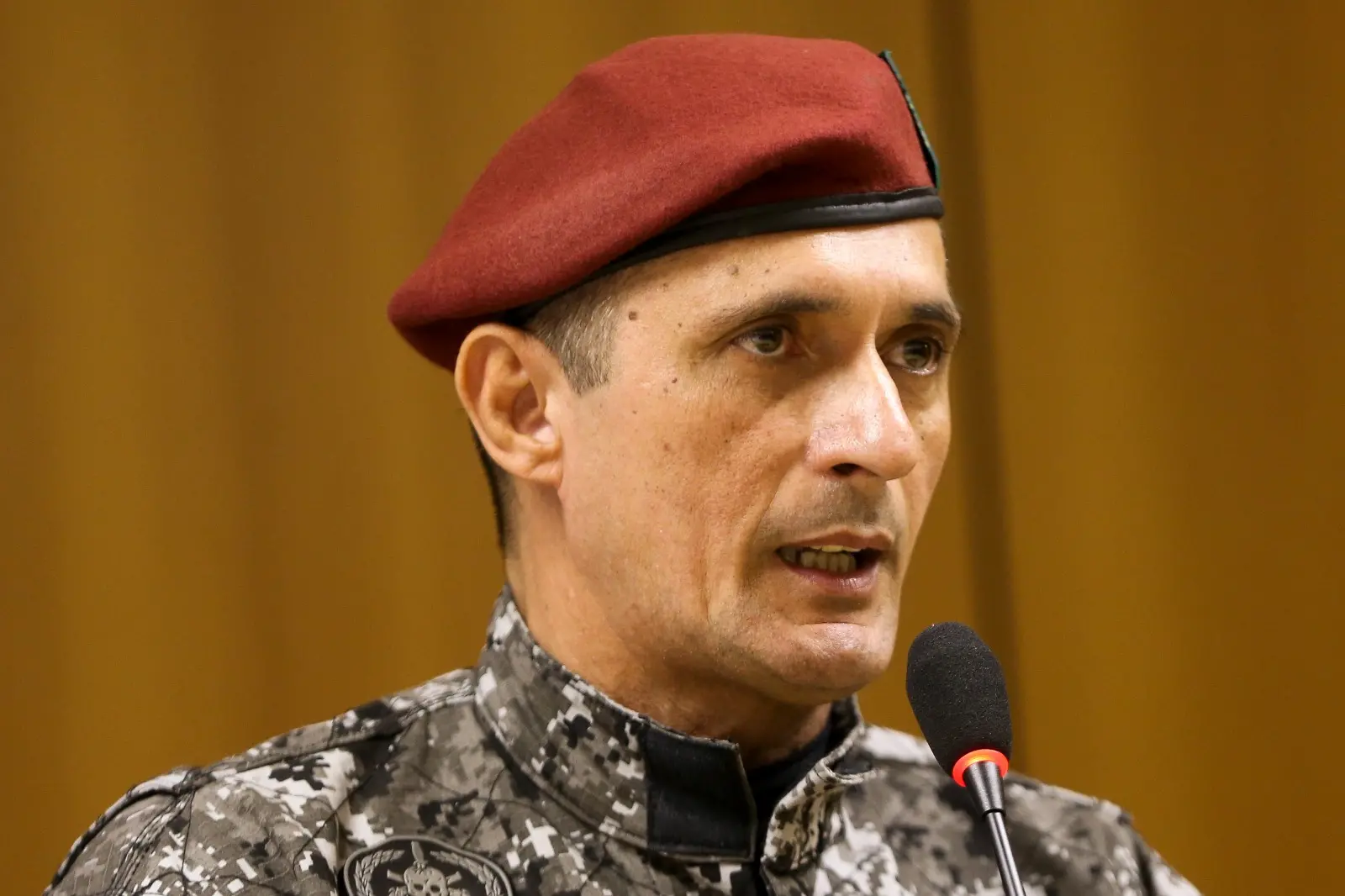 Aginaldo de Oliveira, marido de Carla Zambelli, com farda e boina militar vermelha durante coletiva de imprensa