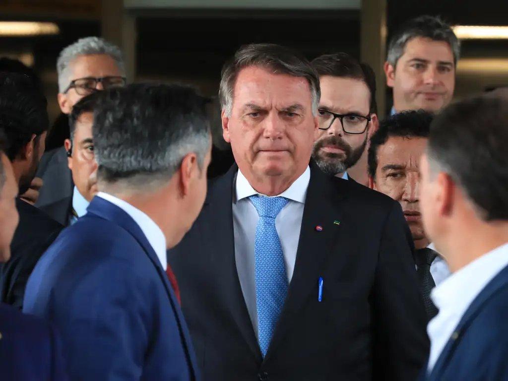 Imagem de Jair Bolsonaro para matéria onde o ministro Alexandre de Moraes autoriza que ex-presidente saia da prisão domiciliar e vá ao hospital