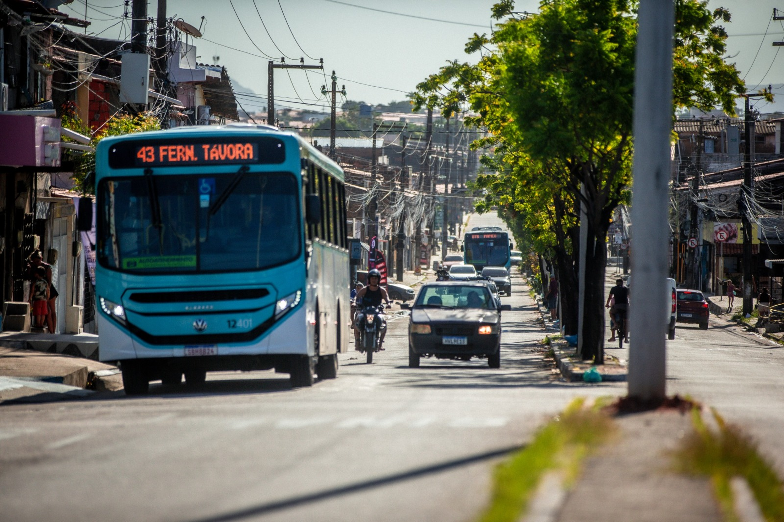 Foto que contém fluxo de veículos na avenida Senador Fernandes Távora