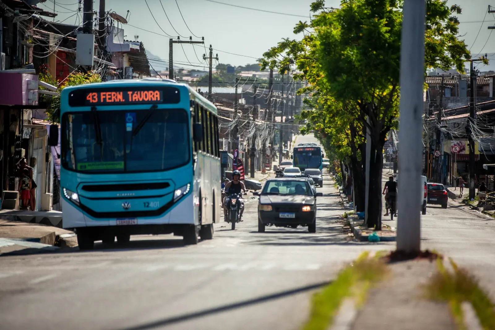 Foto que contém fluxo de veículos na avenida Senador Fernandes Távora