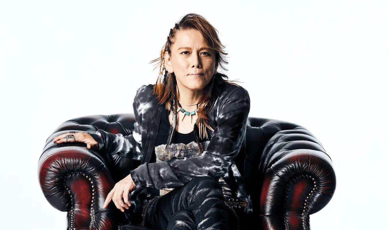 Conhecido como NoB, o artista estreou como vocalista da banda MAKE-UP em 1984