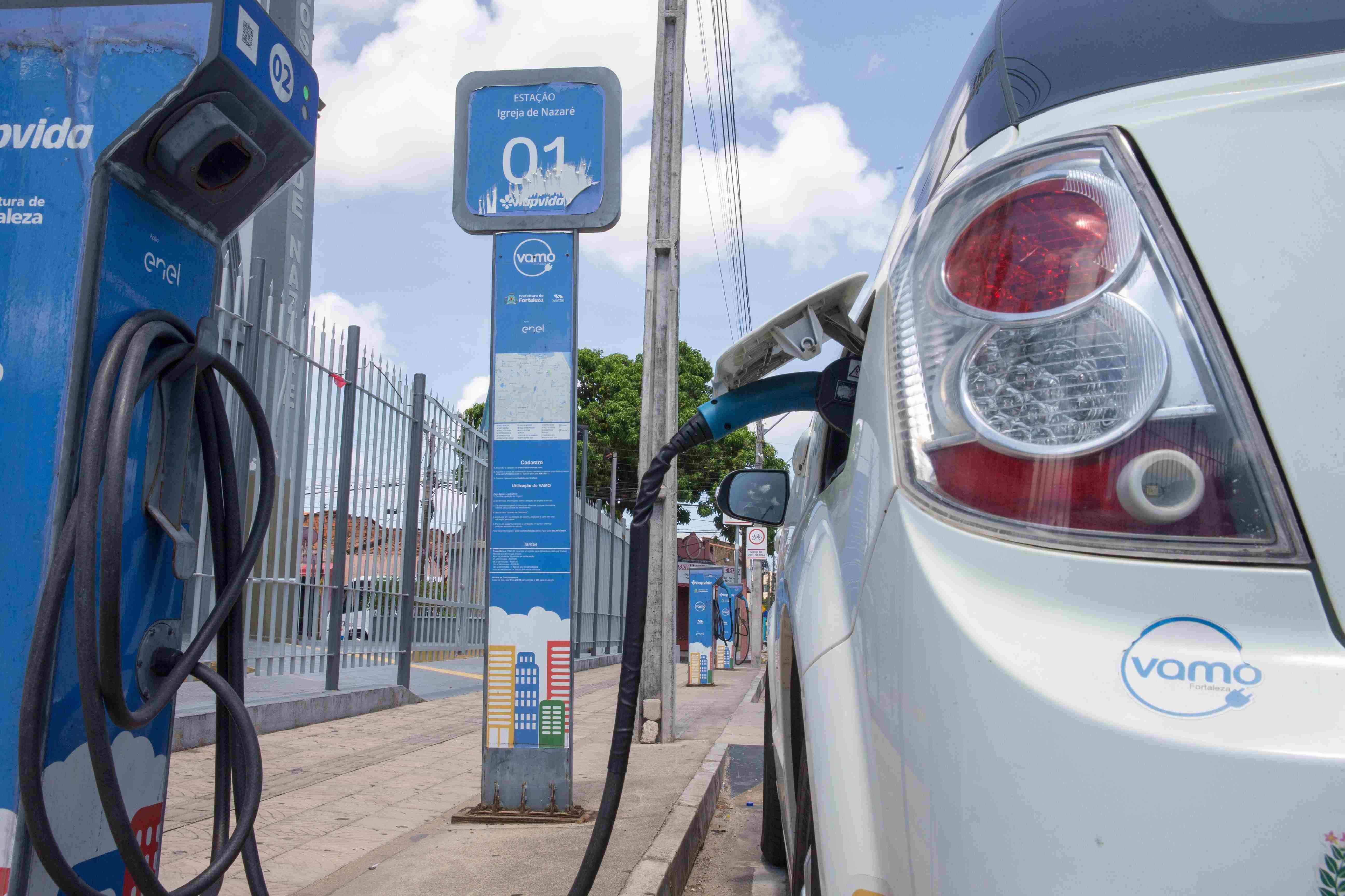 Foto de veículo elétrico carregando em Fortaleza