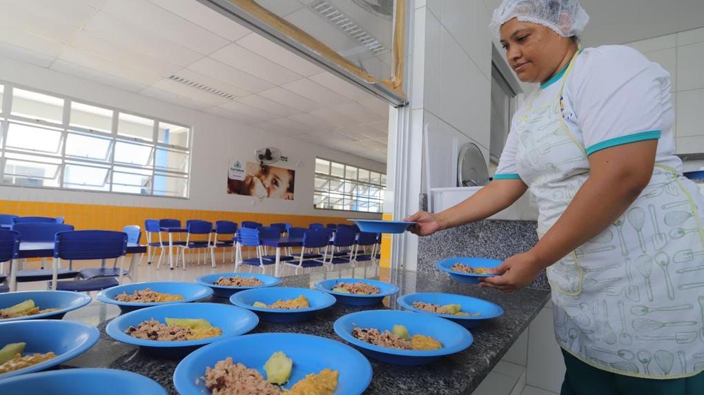 Foto de merenda escolar sendo servida em escola de Fortaleza