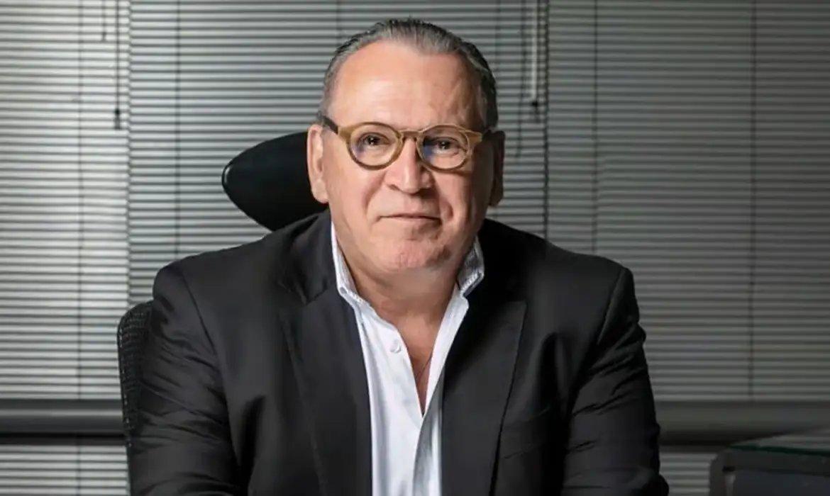 Foto de Sidney Oliveira, dono da Ultrafarma que foi preso. Ele é um homem branco, grisalho e usa óculos