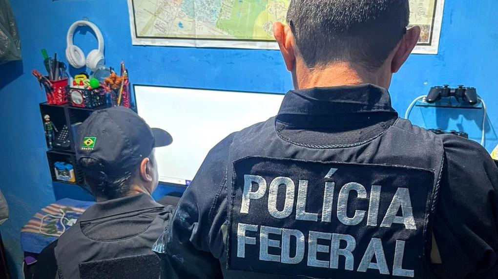 Policiais federais durante cumprimento de mandado de busca e apreensão