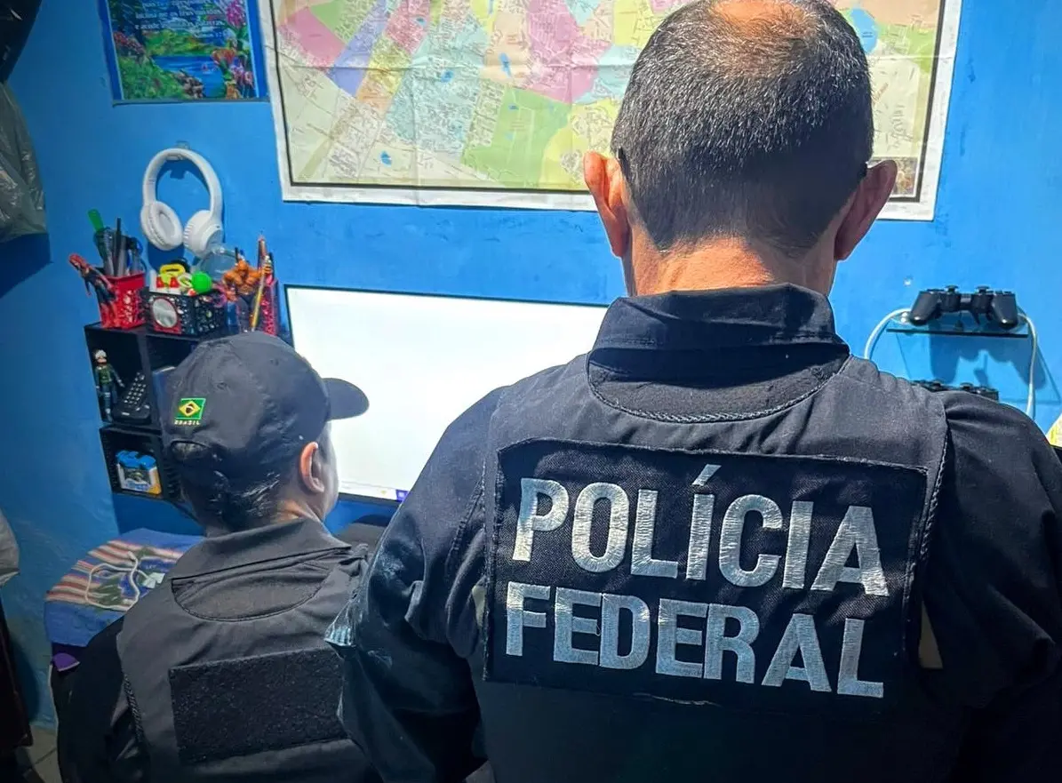 Policiais federais durante cumprimento de mandado de busca e apreensão